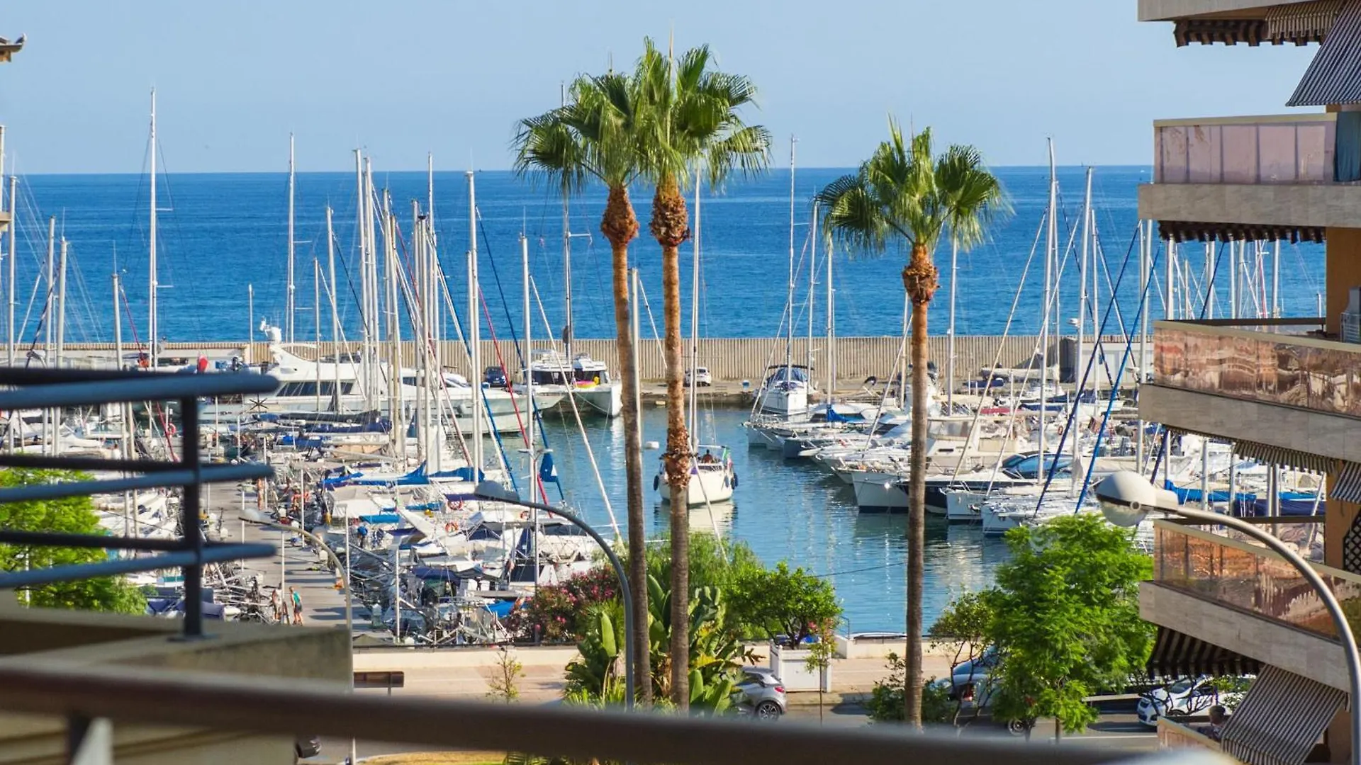 Cocon Vu Sur Le Port De Menton의 연락처