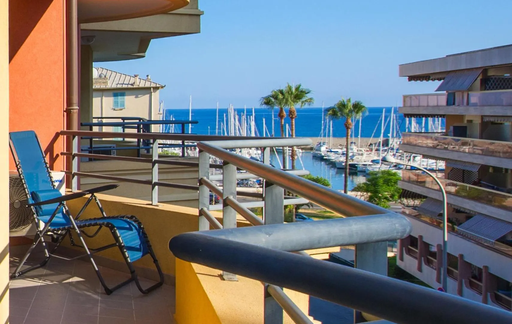Cocon Vu Sur Le Port De Menton 아파트